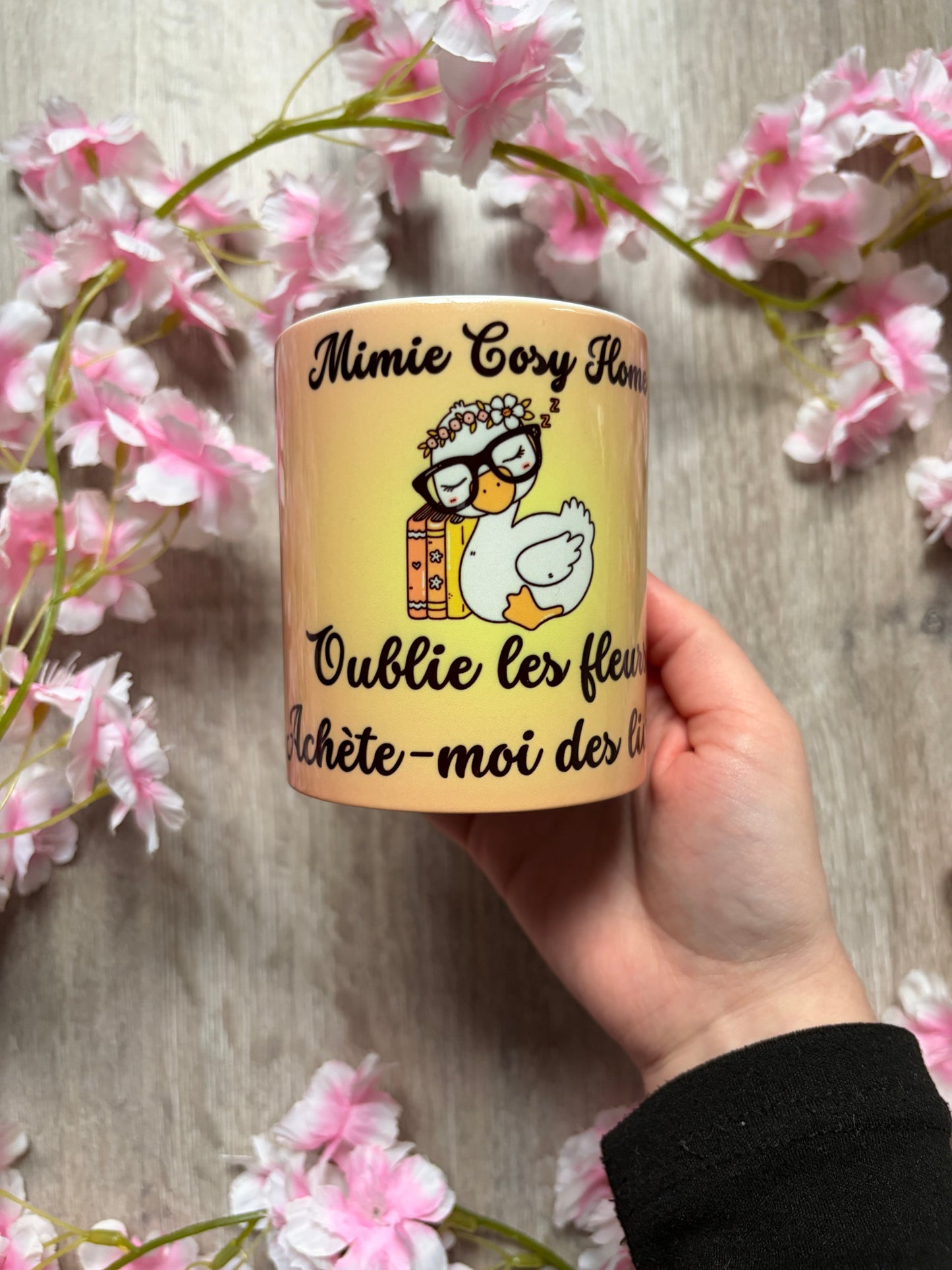 Tasse Bookish ☕ "Oublie les fleurs, achète-moi des livres"