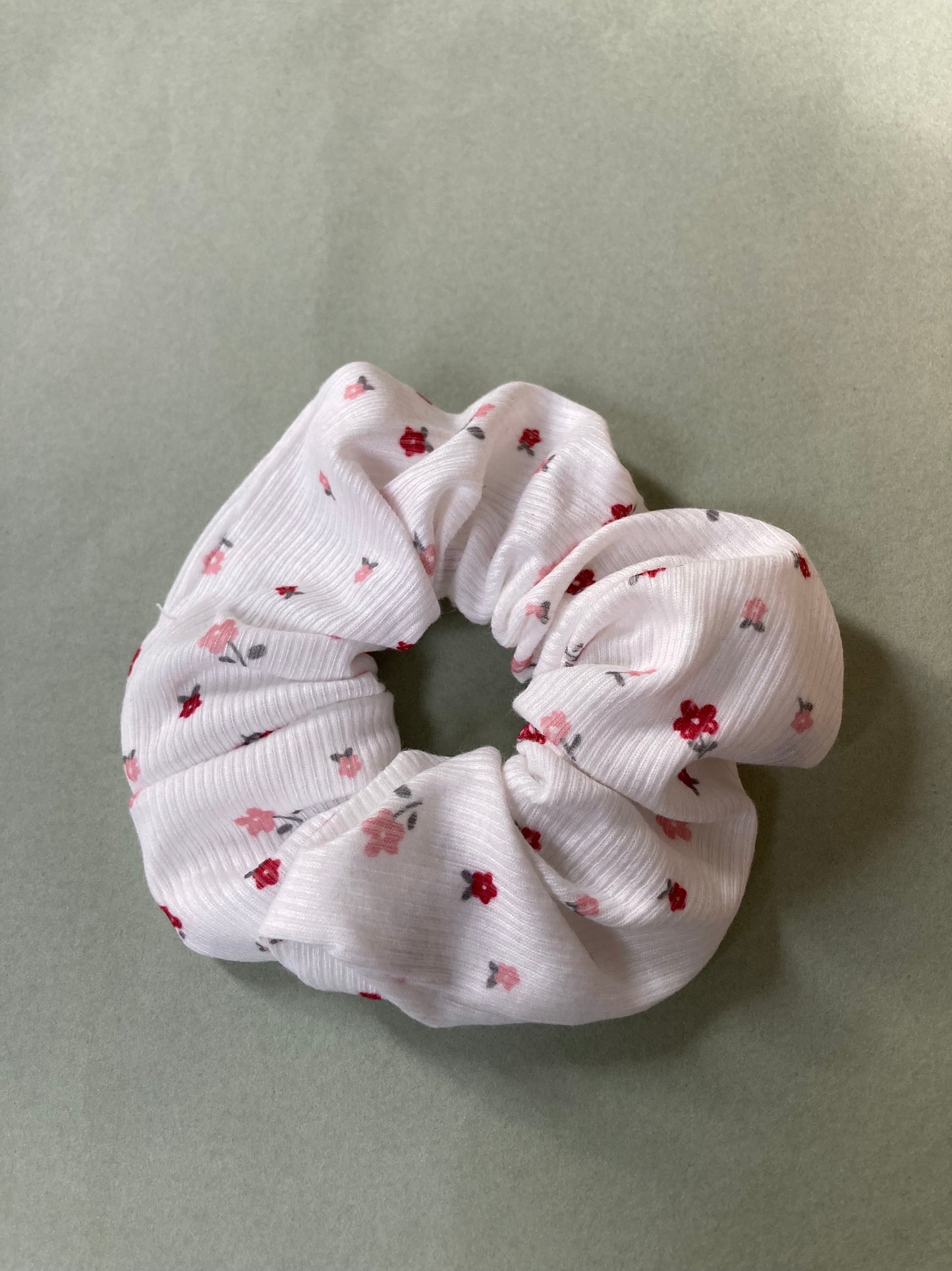Chouchou en tissu fleuri fait main 🌷
