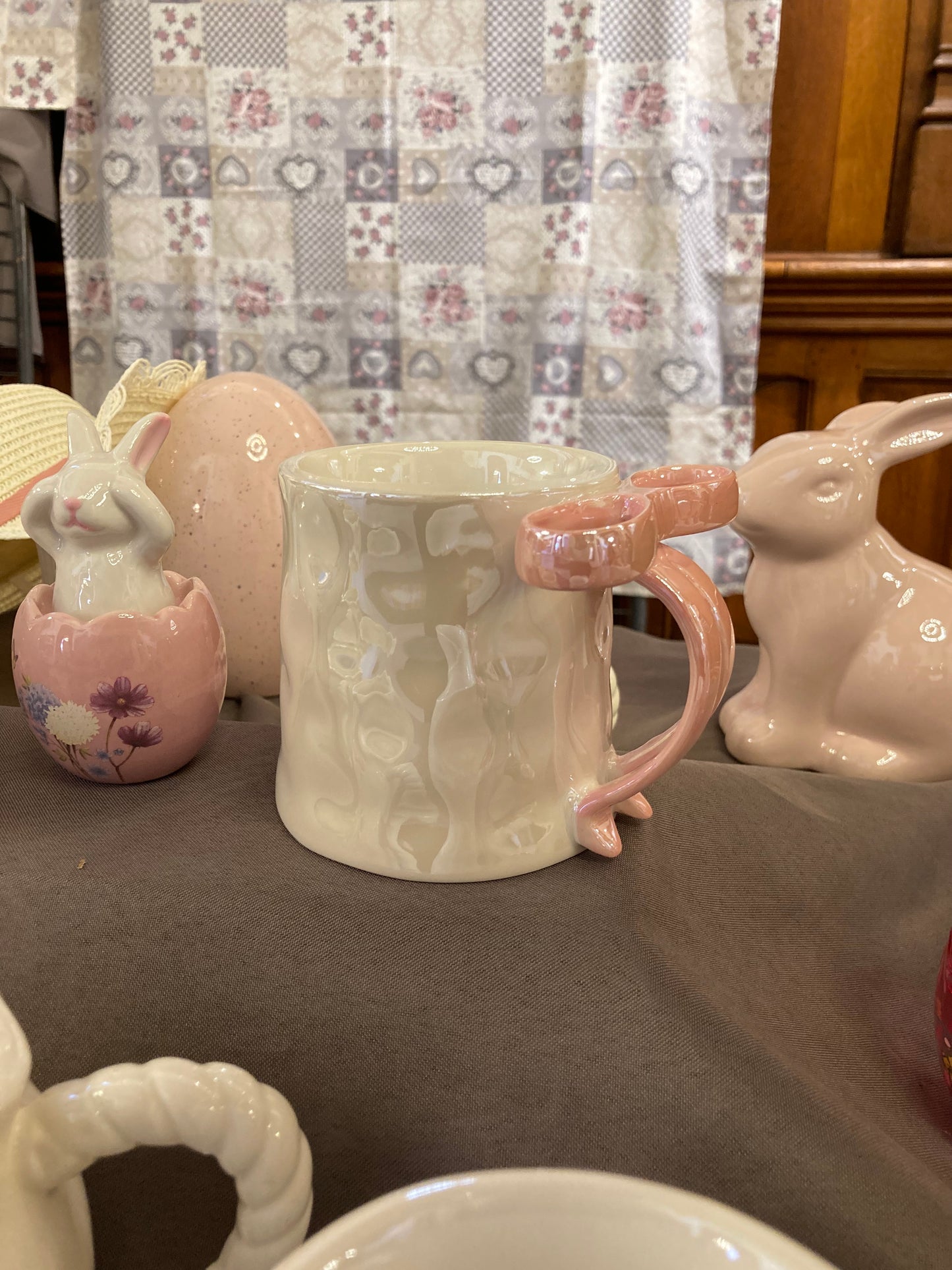 Tasse en céramique crème nacré et joli noeud rose