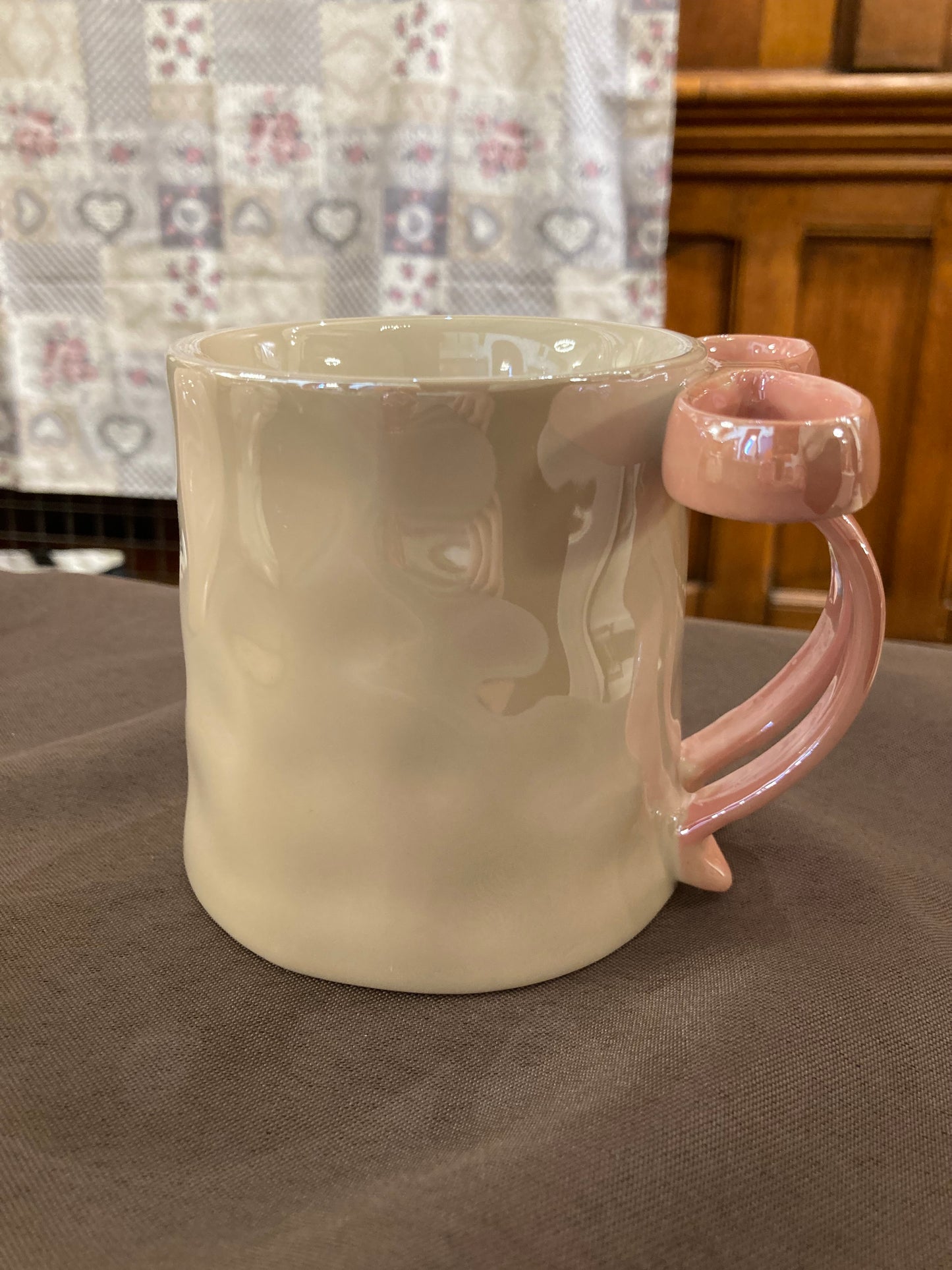 Tasse en céramique crème nacré et joli noeud rose