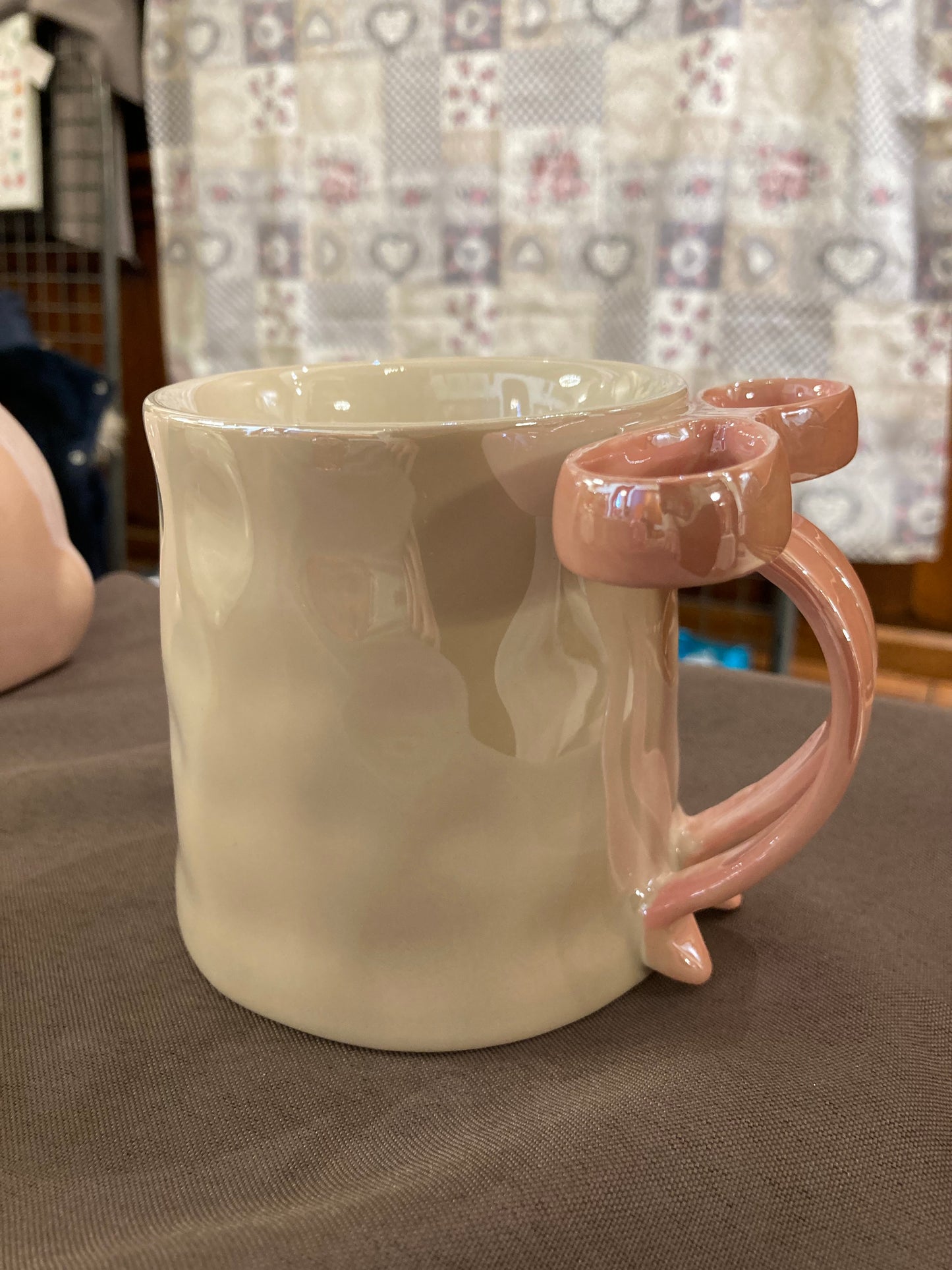 Tasse en céramique crème nacré et joli noeud rose
