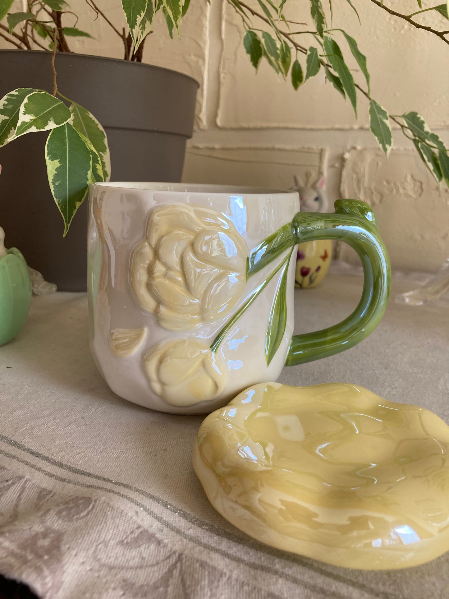 Tasse Camélia en céramique nacré avec couvercle Jaune