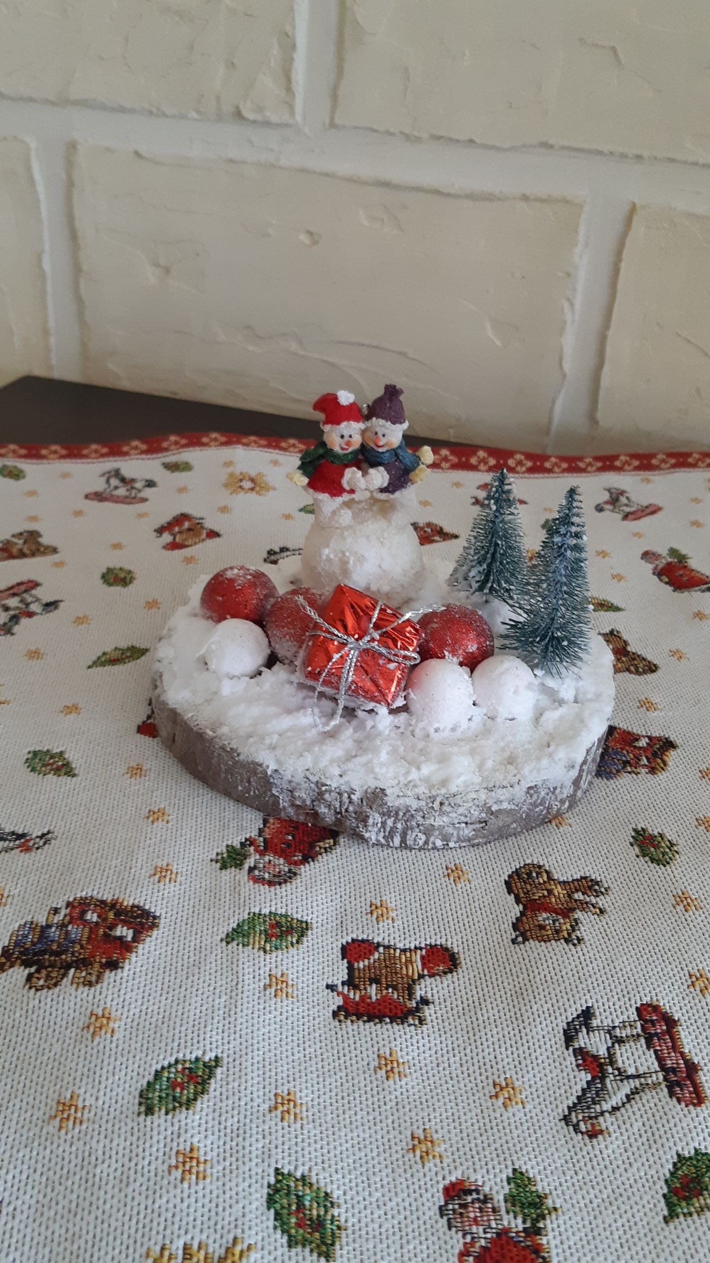 Décoration artisanale de Noël en bois naturel – L'étreinte des bonhommes de neige