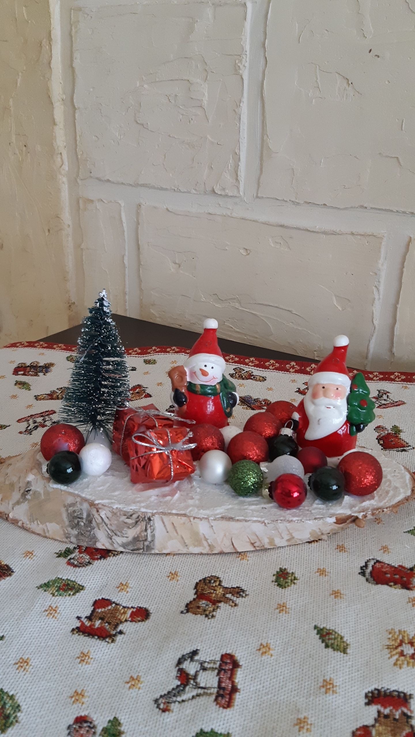 Décoration artisanale en bois naturel – Scène de Noël