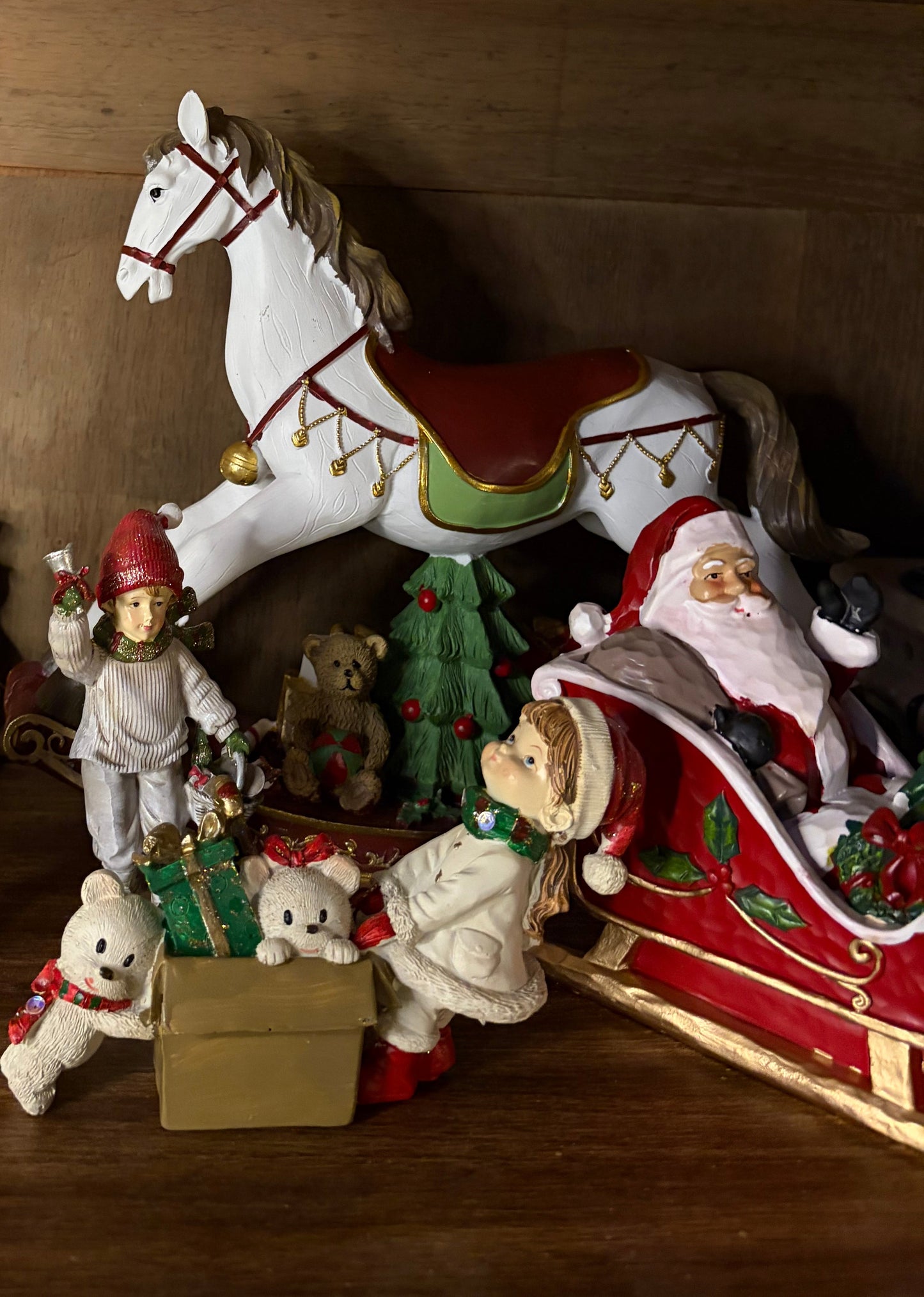Figurine Père Noël en Traîneau Vintage Effet Bois