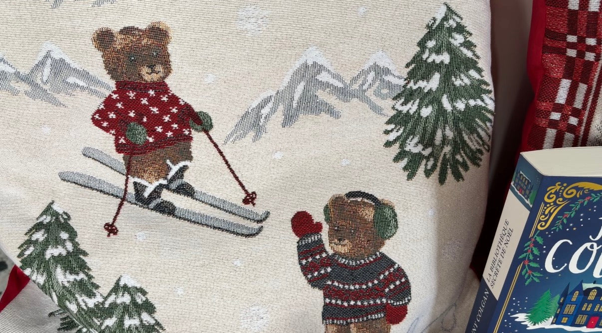 Housse Coussin Lin Brodé Oursons au Ski ⛷️ - 45x45cm Hiver Cosy