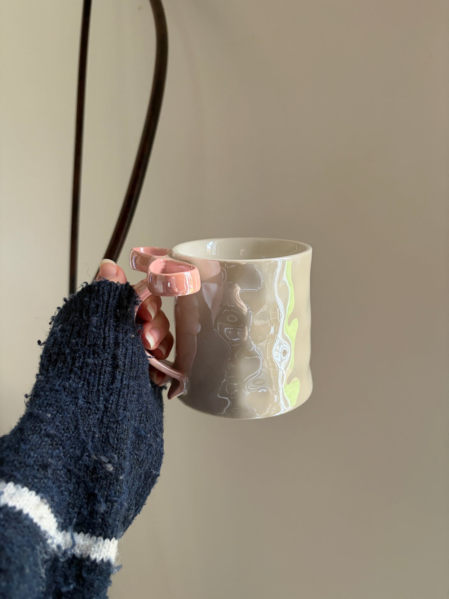 Tasse en céramique crème nacré et joli noeud rose