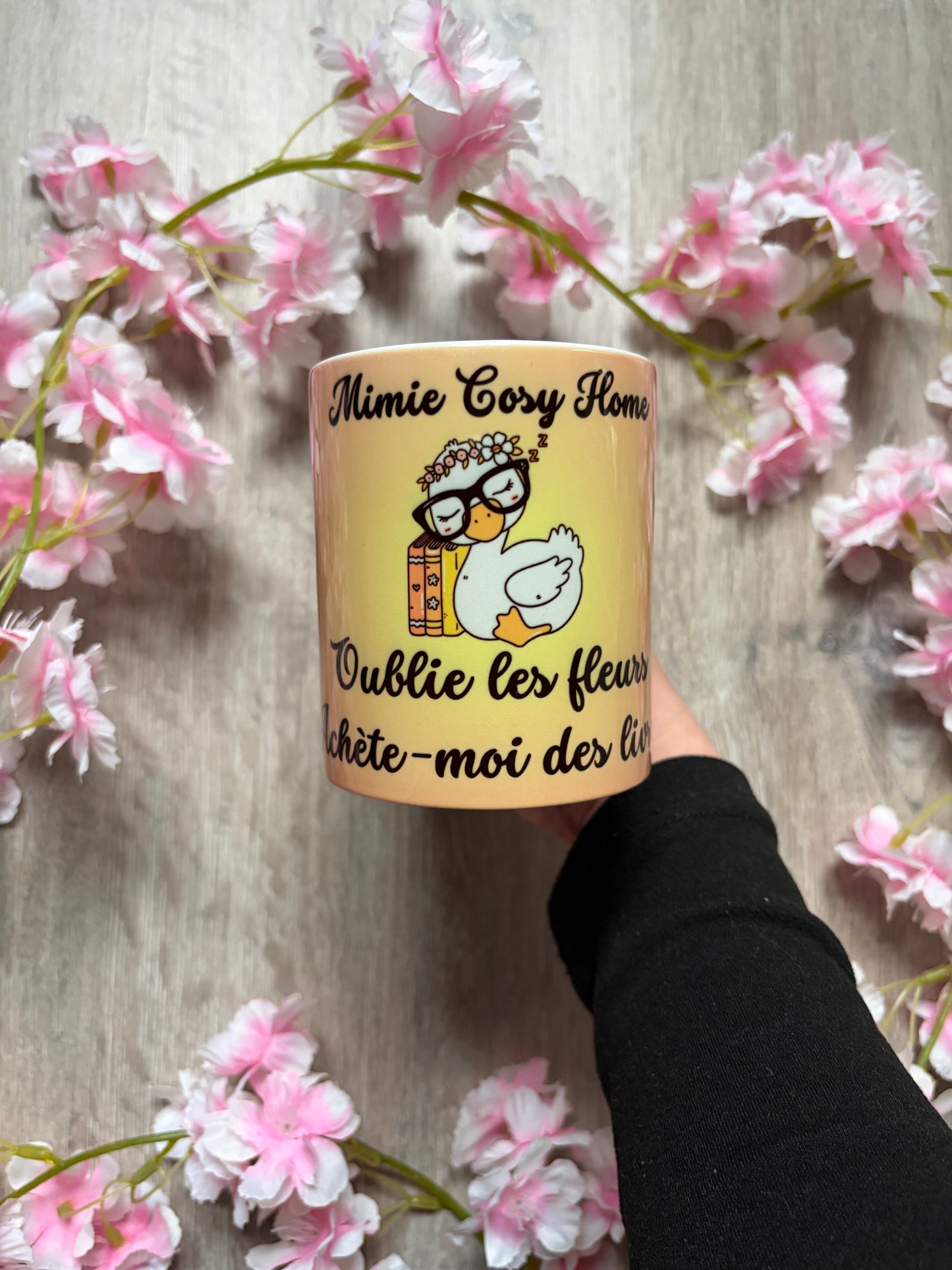 Tasse Bookish ☕ "Oublie les fleurs, achète-moi des livres"