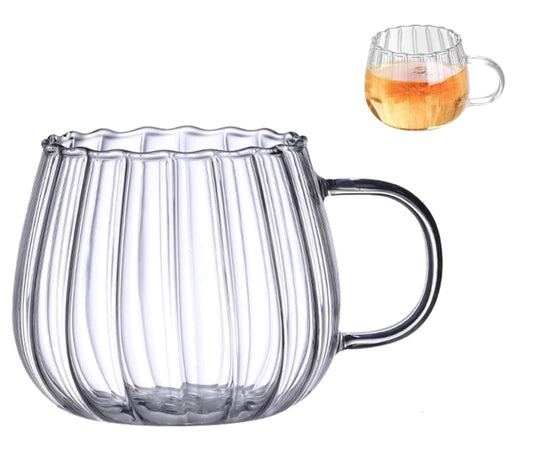 Tasse en verre ondulé transparent