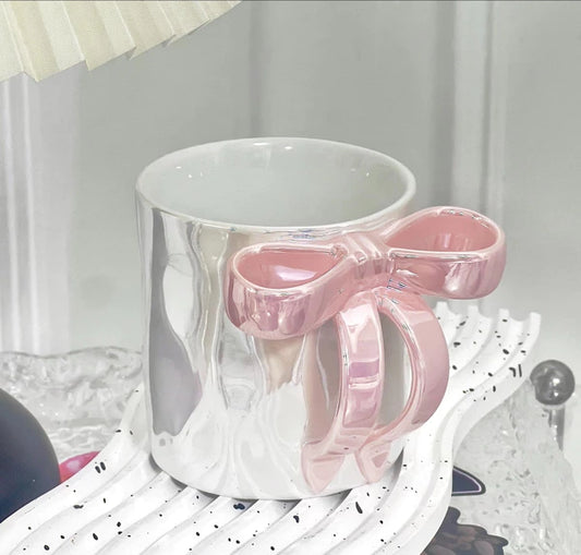 Tasse en céramique crème nacré et joli noeud rose