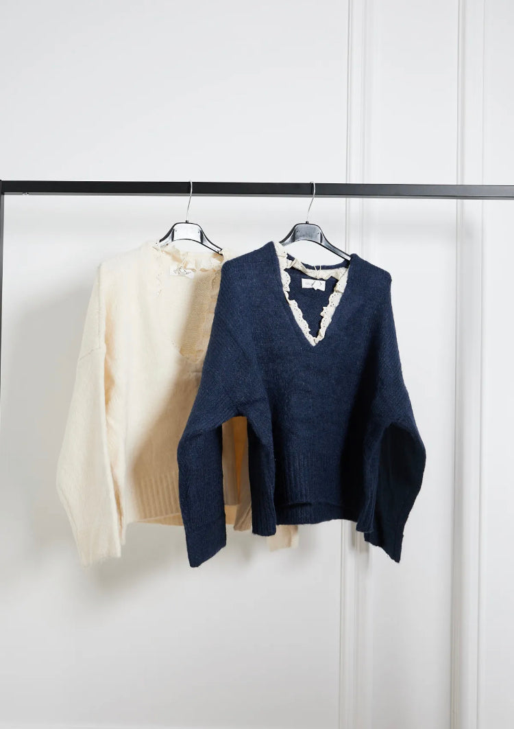Pull laine bleu marine col dentelle
