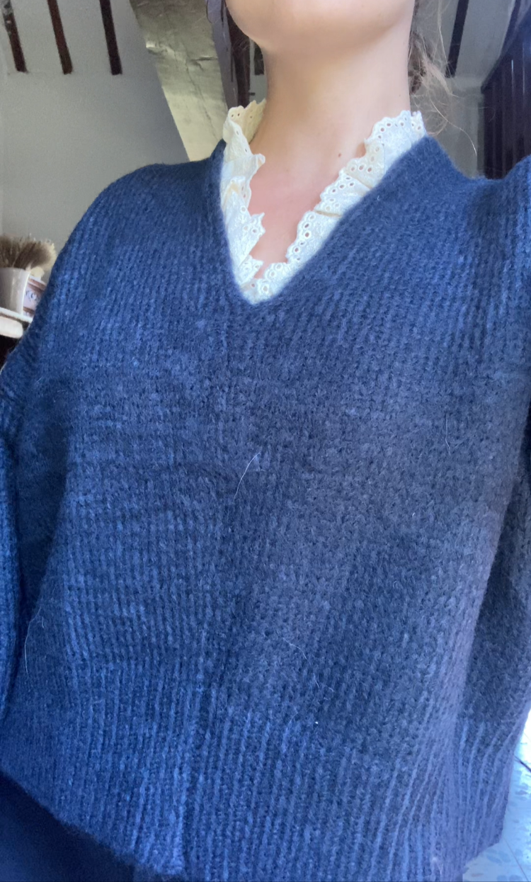 Pull laine bleu marine col dentelle