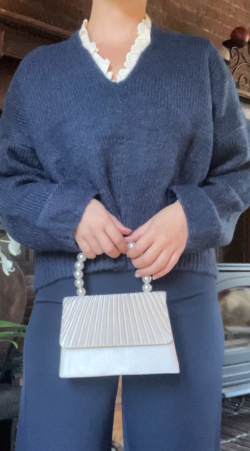 Pull laine bleu marine col dentelle