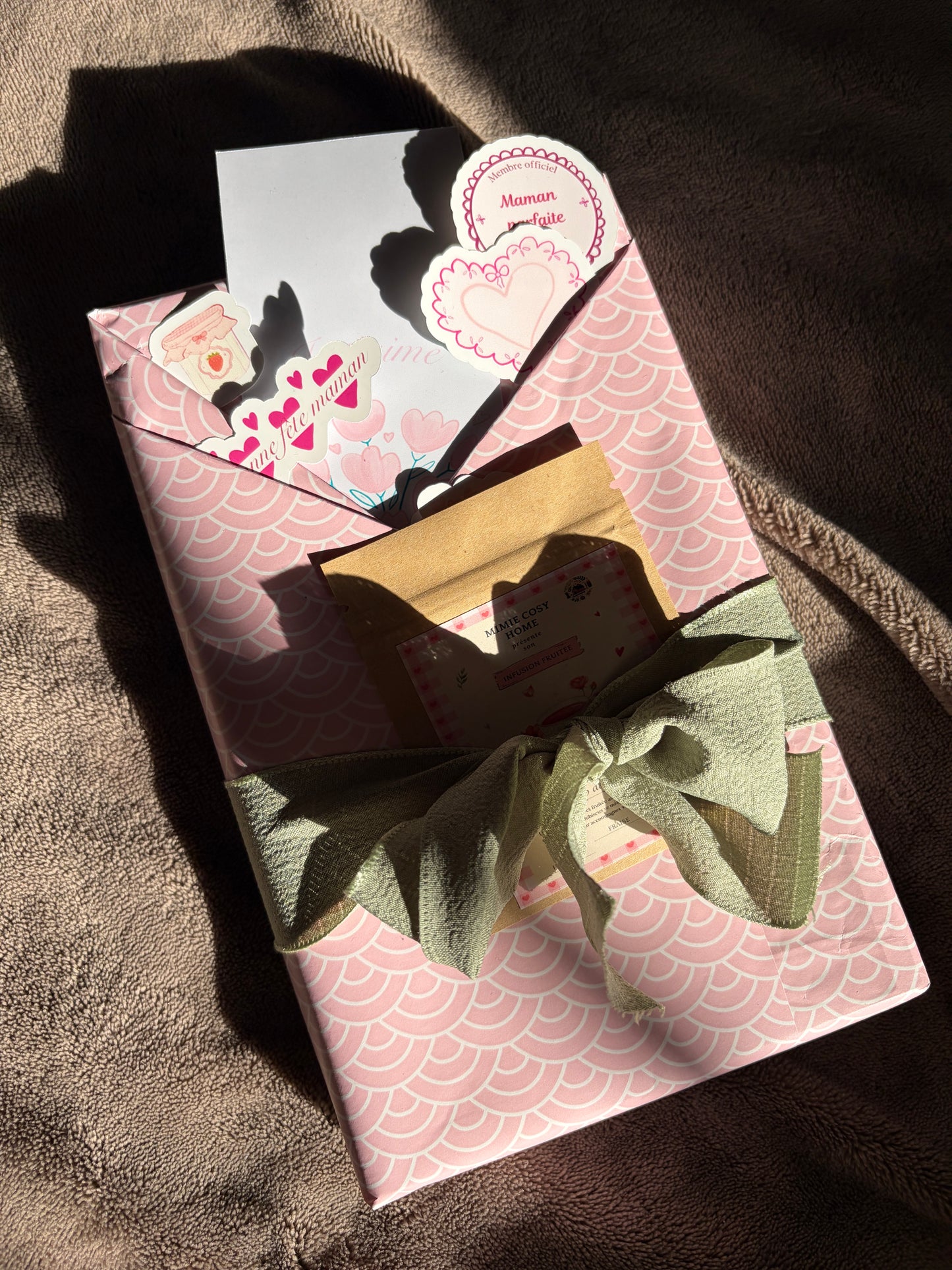 Coffret Mystère Fête des Mères 🌸 — Livre + Thé + jolis accessoires