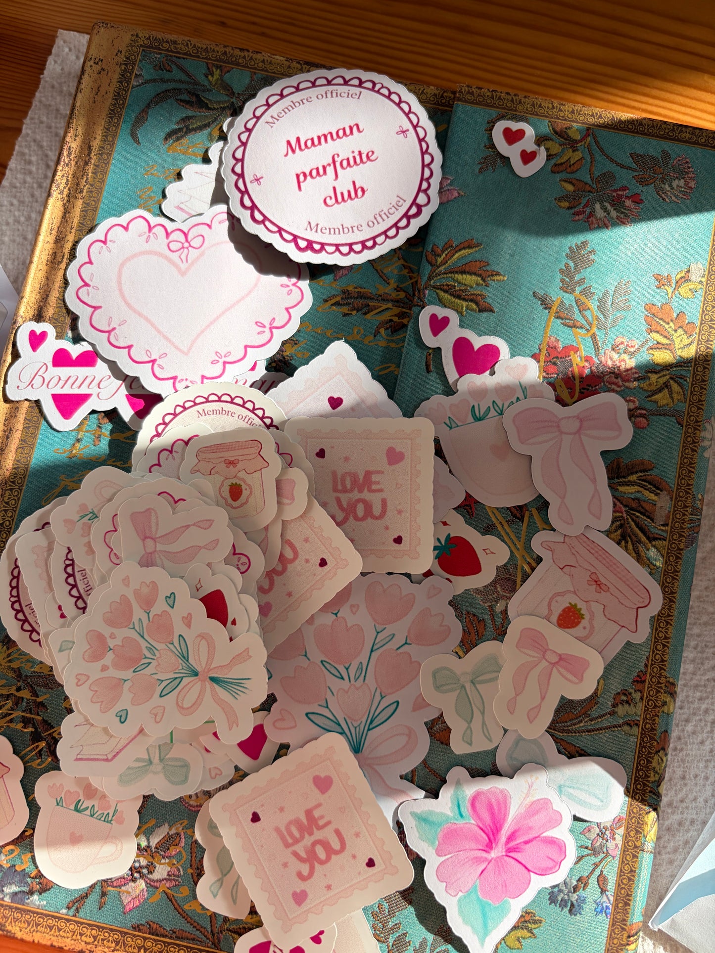 Coffret Mystère Fête des Mères 🌸 — Livre + Thé + jolis accessoires