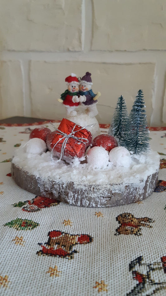 Décoration artisanale de Noël en bois naturel – L'étreinte des bonhommes de neige