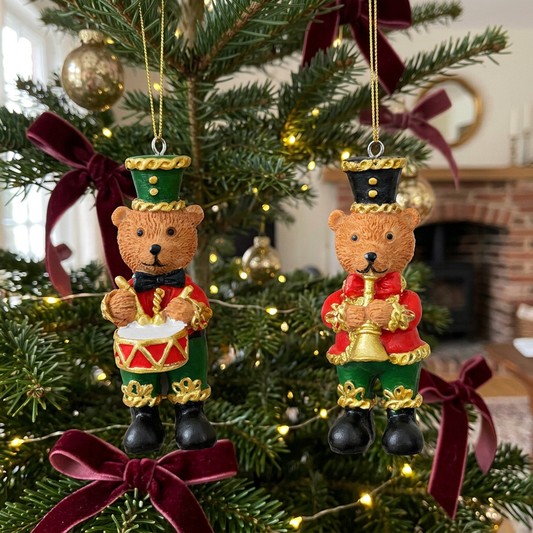 Duo de suspensions oursons casse-noisette musiciens dans un sapin de Noël traditionnel